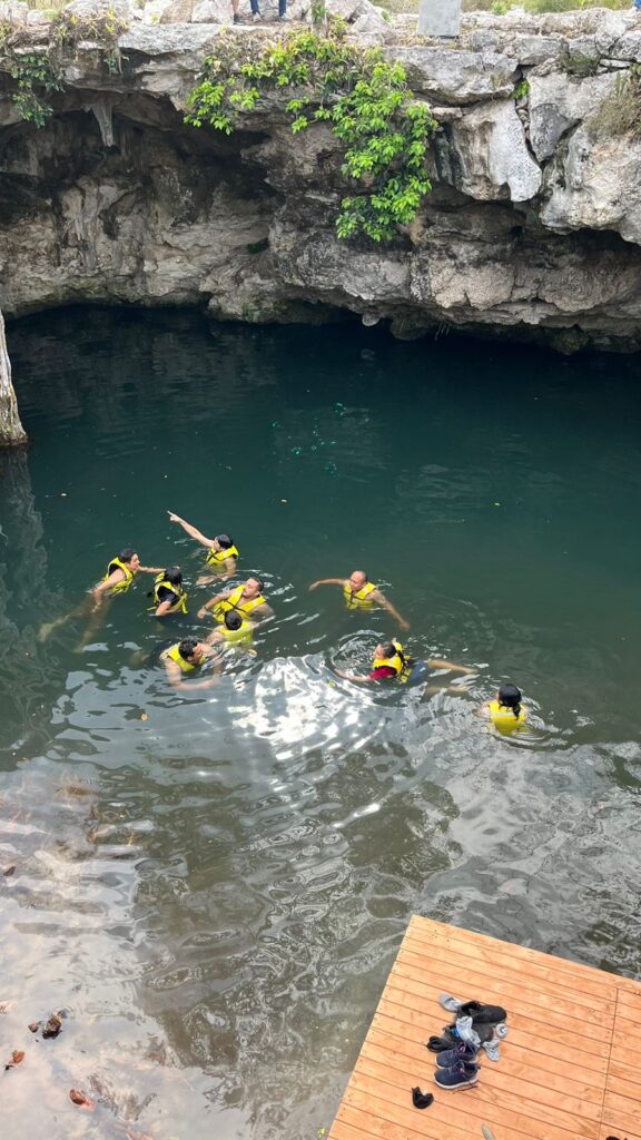 Clientes disfrutan del Cenote en Cenotes de San Anselmo