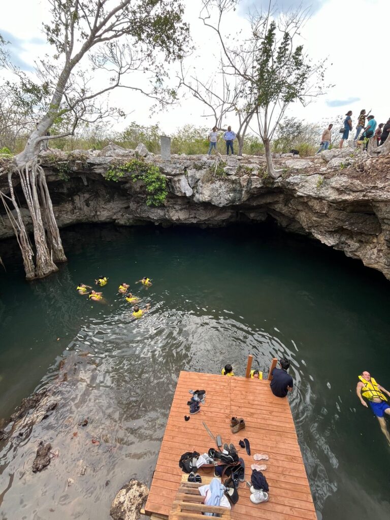 Clientes disfrutan del Cenote en Cenotes de San Anselmo