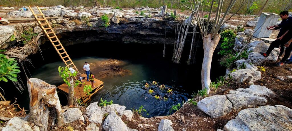 Clientes disfrutan del Cenote en Cenotes de San Anselmo