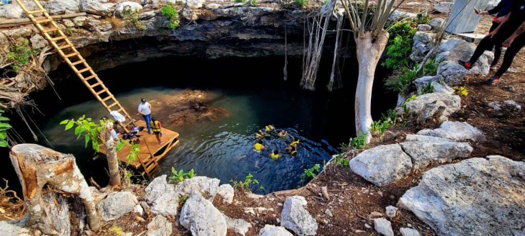 Clientes disfrutan del Cenote en Cenotes de San Anselmo